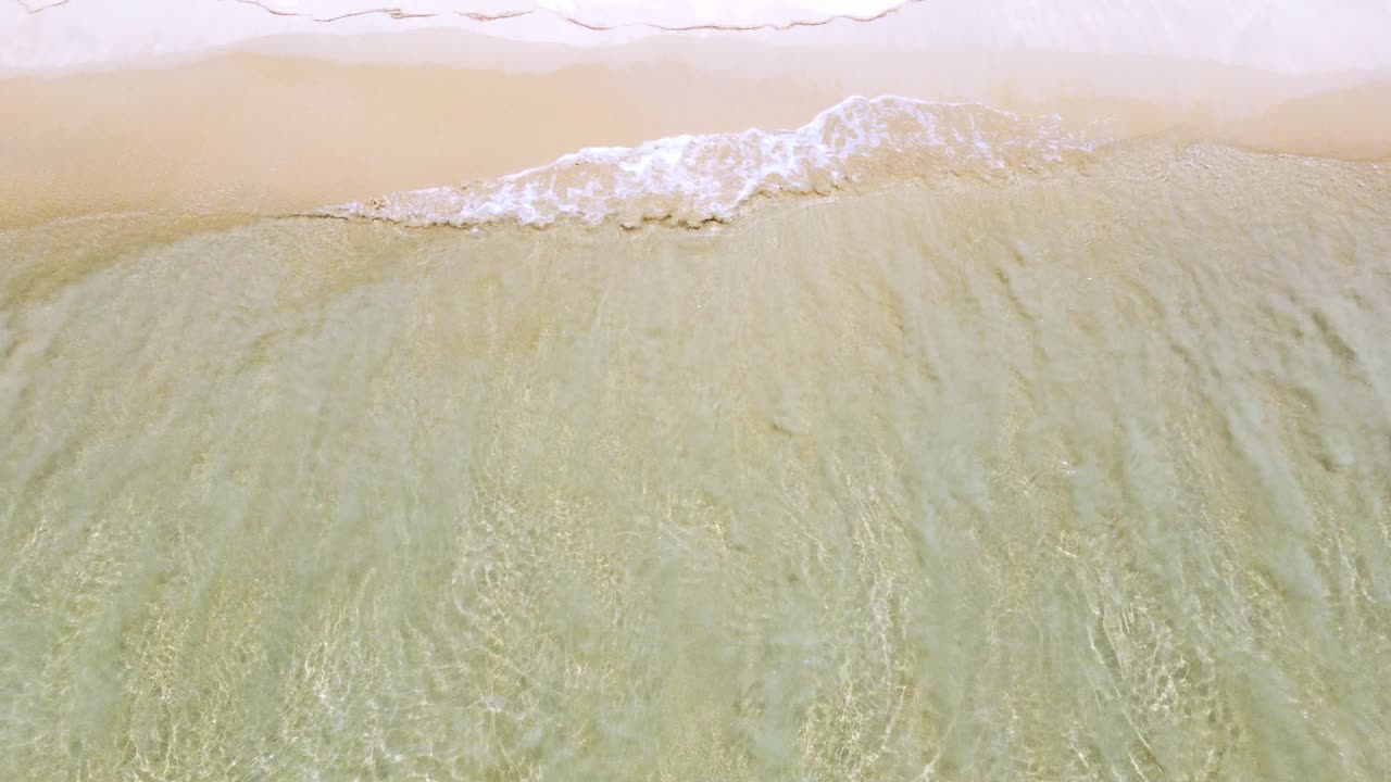 모래사장에 바다 물결