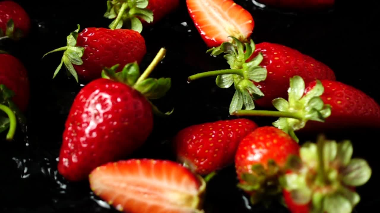 Caduta di una fragola. Rallentatore.
