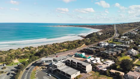 Carretera-Que-Serpentea-A-Través-De-La-Ciudad-Costera-De-Torquay-Con-La-Playa-Y-El-Océano-Visibles-Al-Fondo