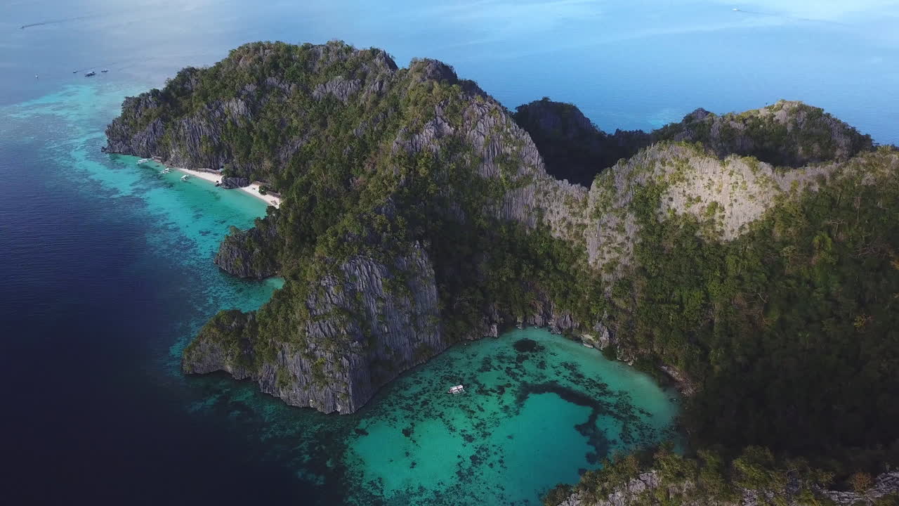 acantilados tropicales idílicos y pintorescos y arrecifes circundantes, antena