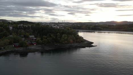 Schöne-Luftaufnahmen-Einer-Norwegischen-Bucht-Mit-Der-Stadt-Trondheim-Im-Hintergrund