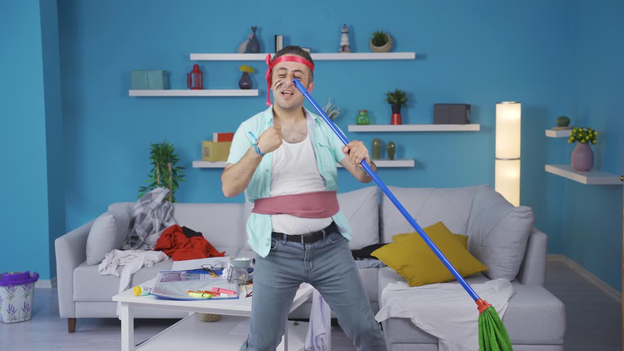 baile gracioso del hombre gracioso en casa.