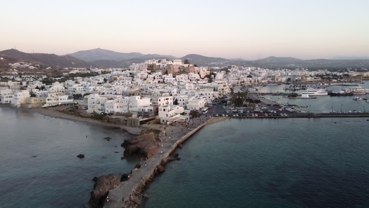vista aérea de las casas de la ciudad de naxos y la costa en un hermoso día, imágenes de drones de la isla griega