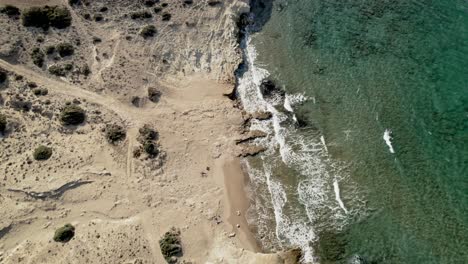 Las-Olas-Azul-Turquesa-Ruedan-Suavemente-Sobre-Una-Costa-Mediterránea-Arenosa