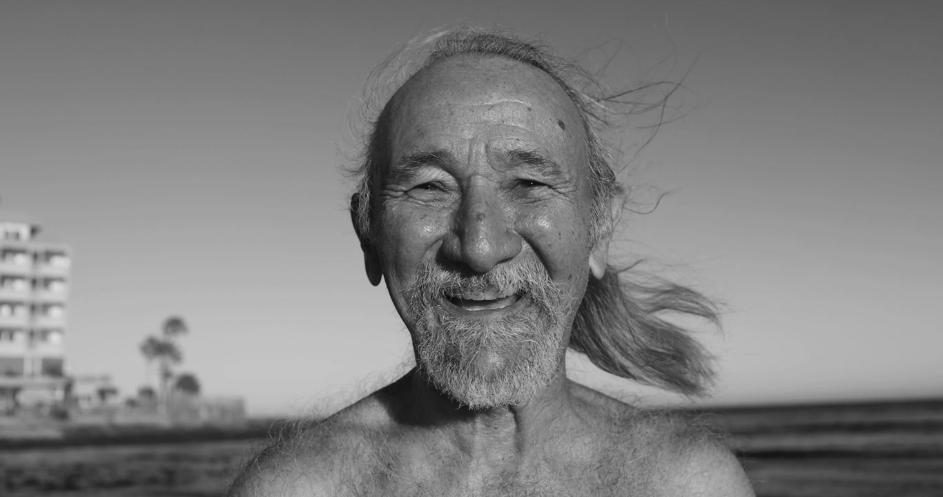 Ritratto in bianco e nero di un anziano felice e sorridente all'aperto