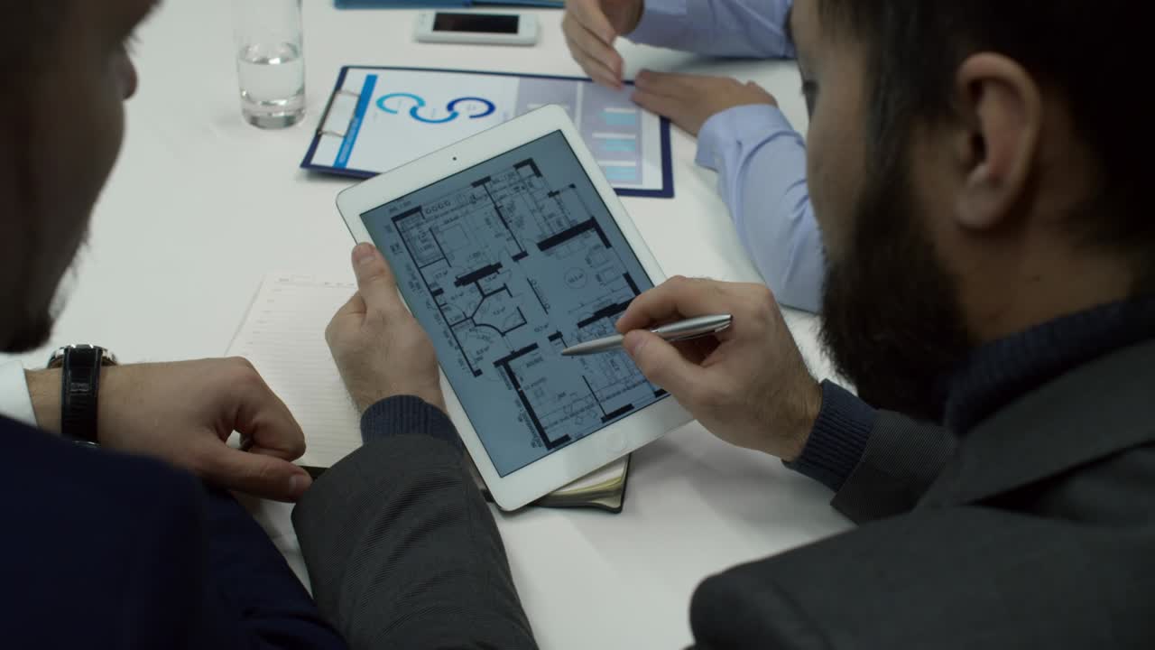 grupo diverso de empresarios que cooperan en la reunión