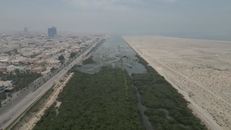 área-Verde-Cerca-De-La-Ciudad-De-Dammam,-Tierra-Desértica-A-La-Derecha,-Arabia-Saudita