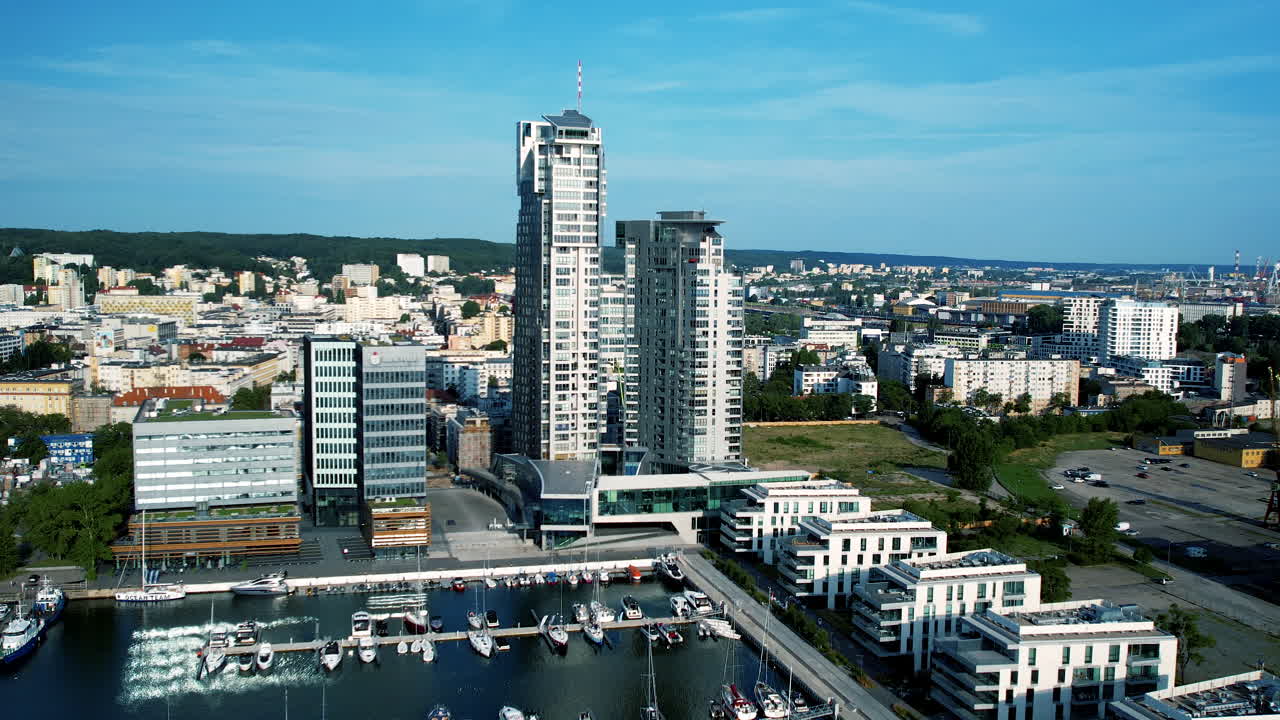 마리나와 도시 풍경과 함께 gdynia의 바다 타워의 공중 풍경