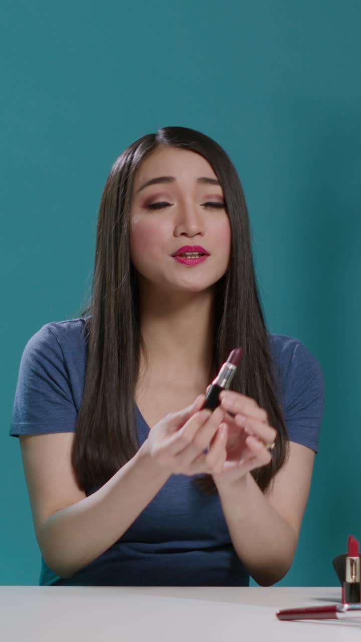 mujer con lápiz labial