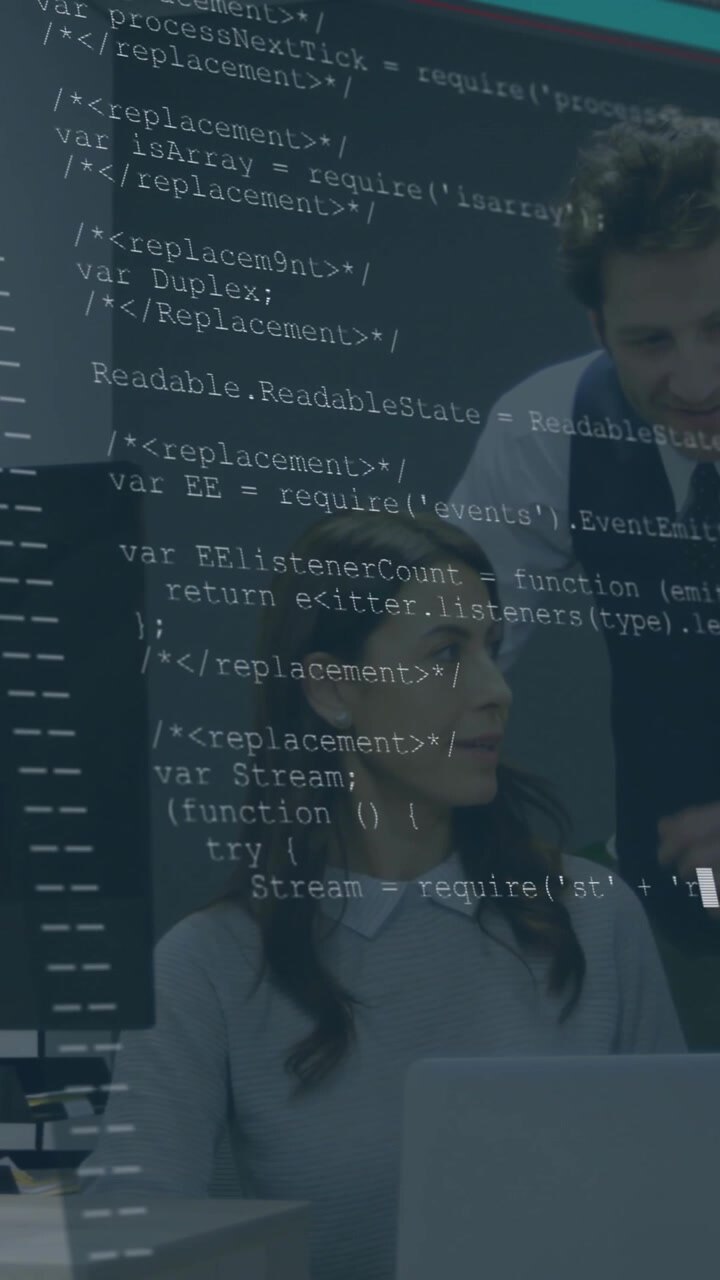 Equipe diversa colaborando sobre animação de código de computador em escritório moderno.
