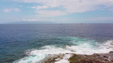 Vasto-Paisaje-Marino-Con-Olas-Rompiendo-Contra-La-Costa-Volcánica-Rocosa-En-Tenerife