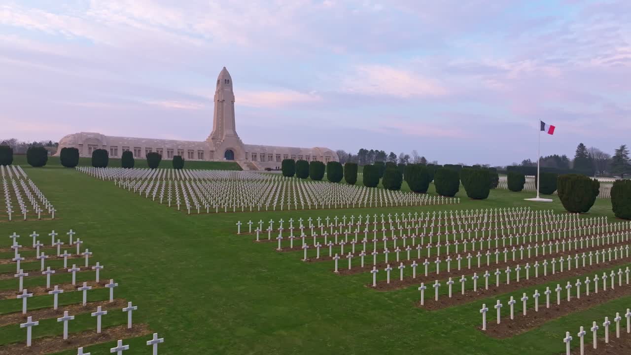 Vista aerea del cimitero di guerra francese e del monumento di Douaumont a Verdun