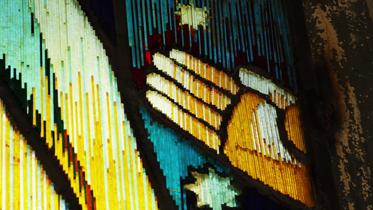 노란색 손이 있는 스테인드 글라스 창의 느린 돌리 아웃 샷