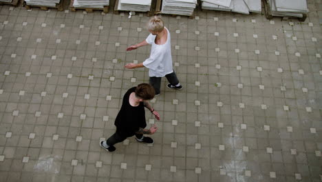 des gens qui font du parkour.