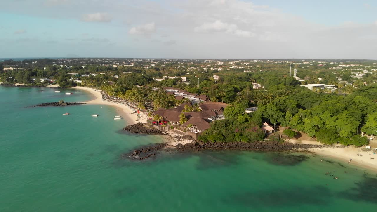 Mauritiuksen rantasaaren ilmakuva Pereybere Northista Grand Baiessa.