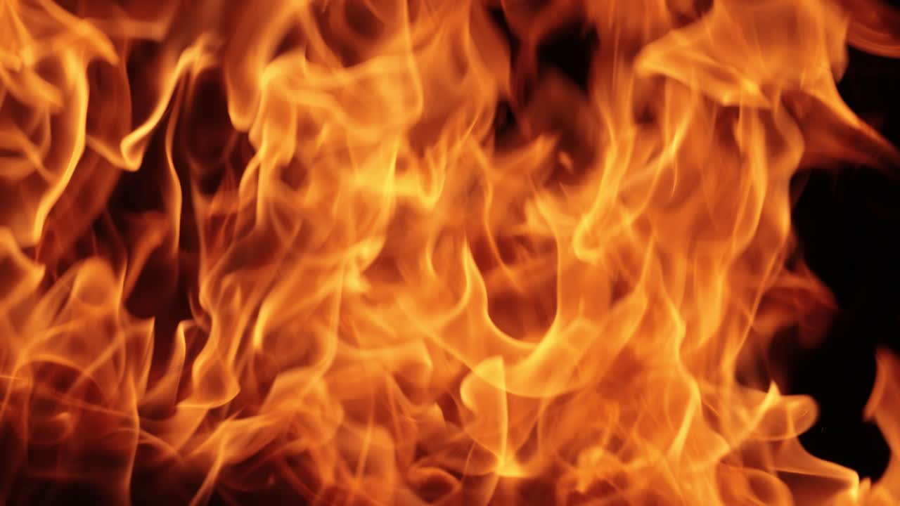 llamas de fuego sobre fondo negro en cámara lenta