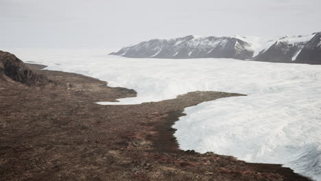 vista aérea de un glaciar en el ártico