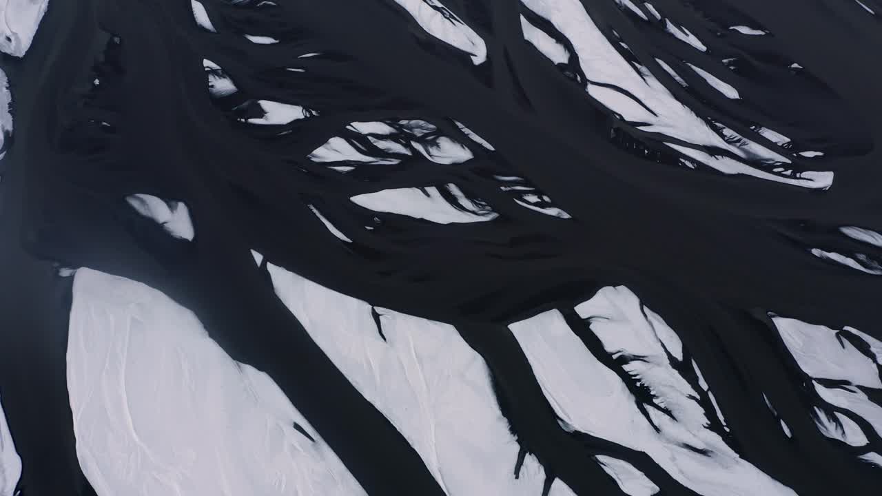toma aérea de arriba hacia abajo del delta del río glacial en eldvatn, al sur de islandia