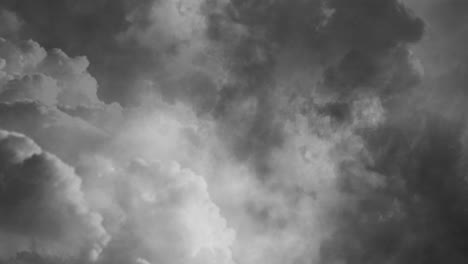 tormenta y relámpagos en las nubes oscuras 4k