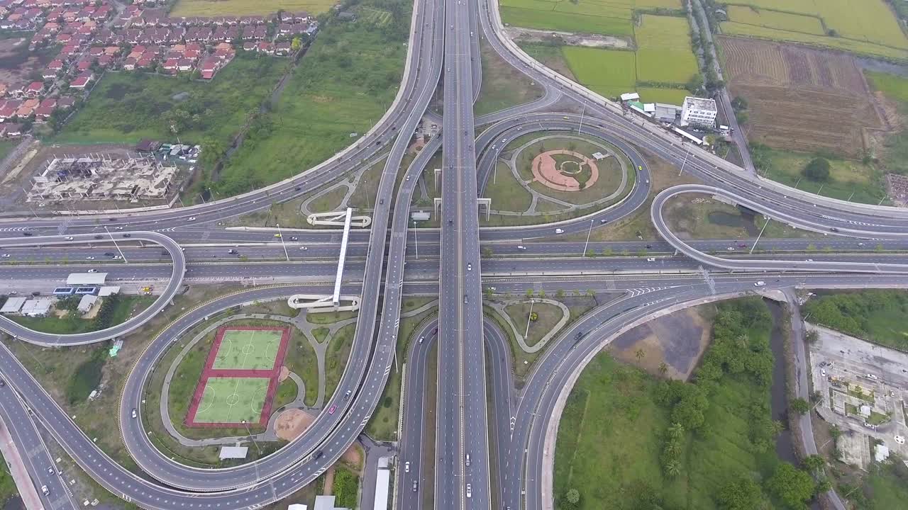 el tráfico en la carretera de bangkok, tailandia, vista aérea