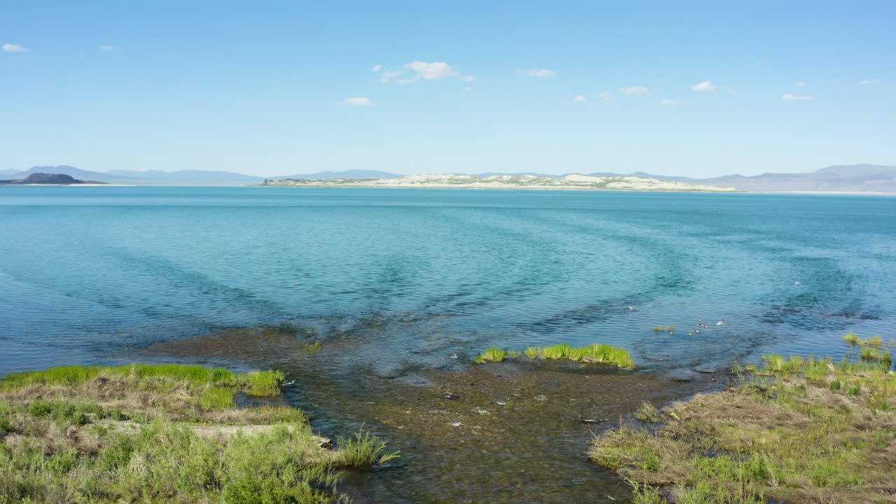 video de una vista aérea sobre el lago mono, california, estados unidos