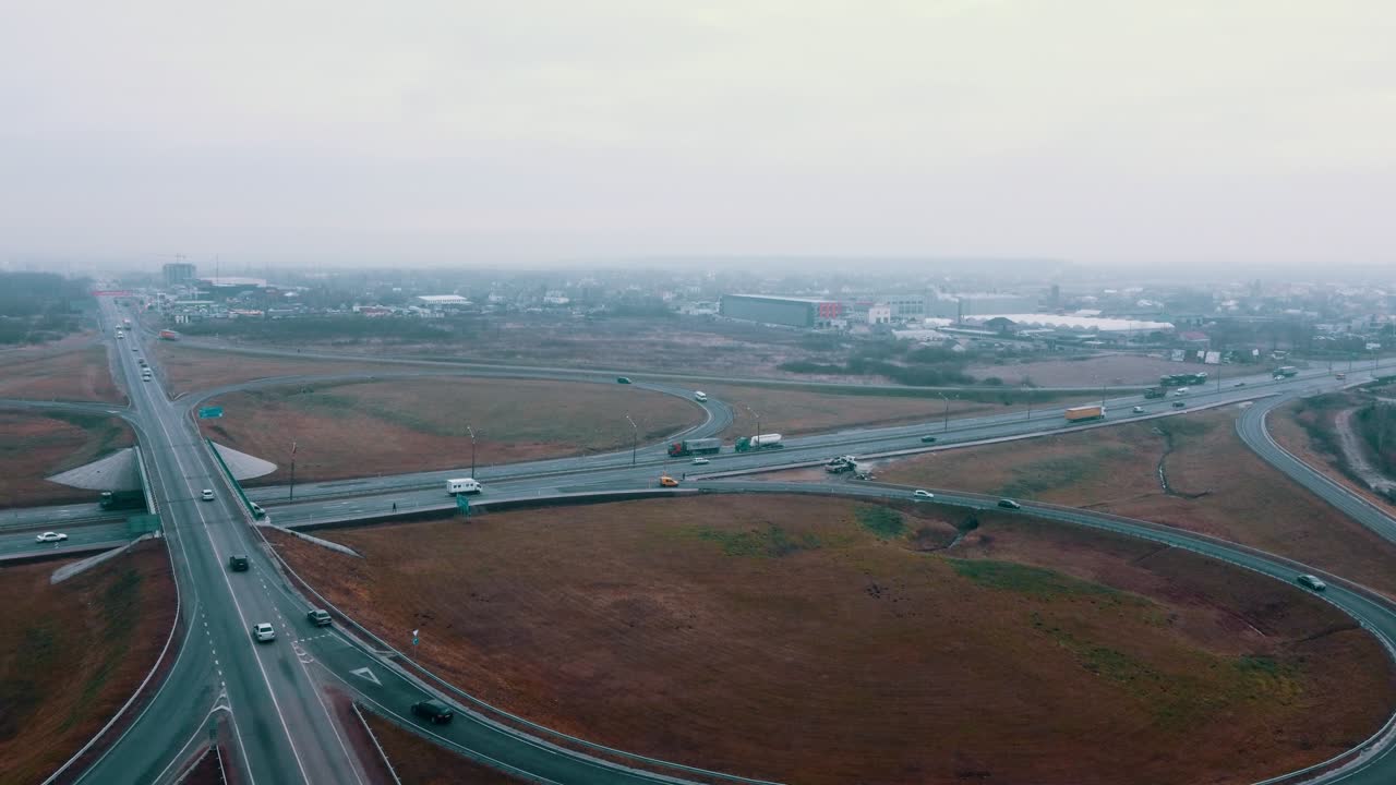 이동하는 자동차와 함께 도로 교차로의 공중 전망. 도로 교류 또는 고속도로 교차로와 바쁜 도시 교통 도로에서 속도가 빨라집니다.