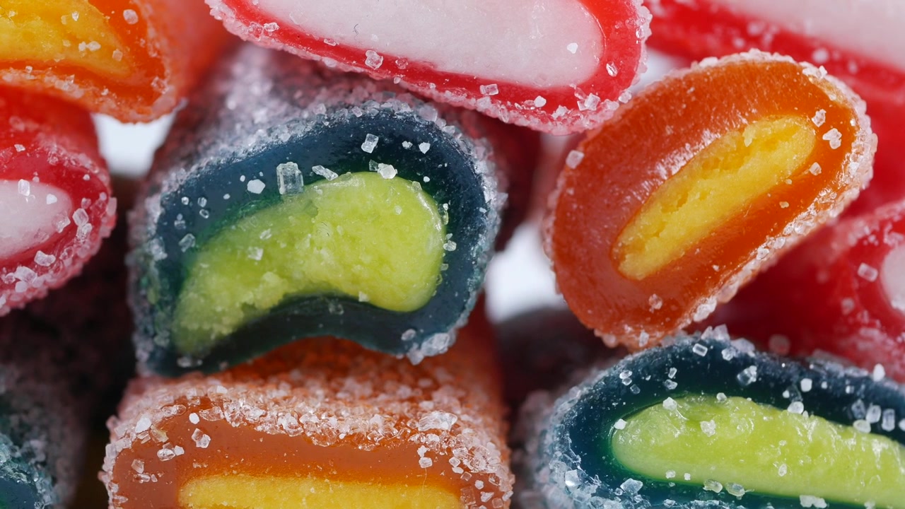 Primo piano macro di caramelle gommose colorate ricoperte di zucchero