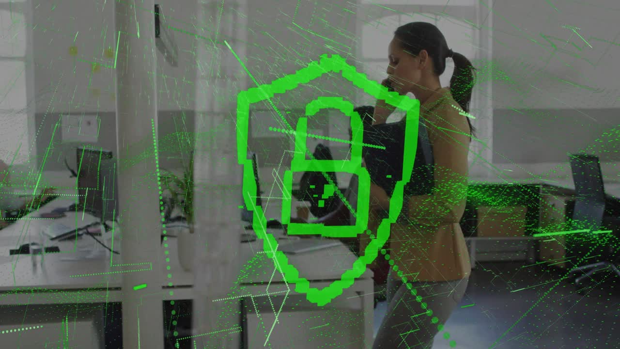 animación de candado y escudo sobre una mujer de negocios biracial en el teléfono caminando por la oficina