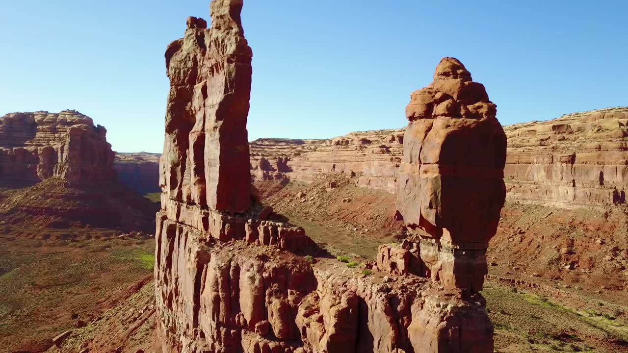 Notevole ripresa aerea attraverso le butte e le formazioni rocciose della Monument Valley, Utah 2.