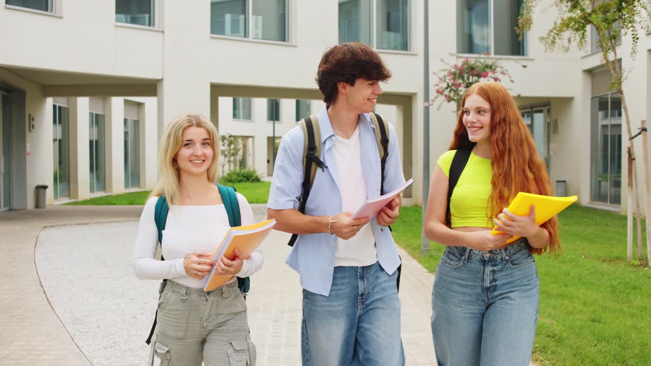 캠퍼스에서 고 있는 학생들