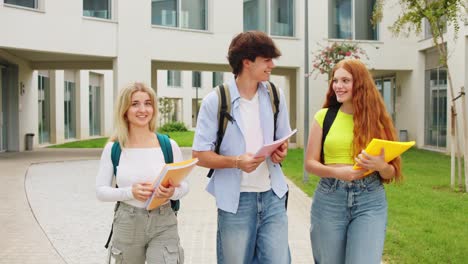 estudiantes caminando por el campus