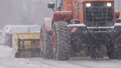 Schneepflug-Traktor-Bulldozer,-Der-Während-Eines-Schneesturms-Schnee-Von-Der-Straße-Räumt,-Zeitlupe