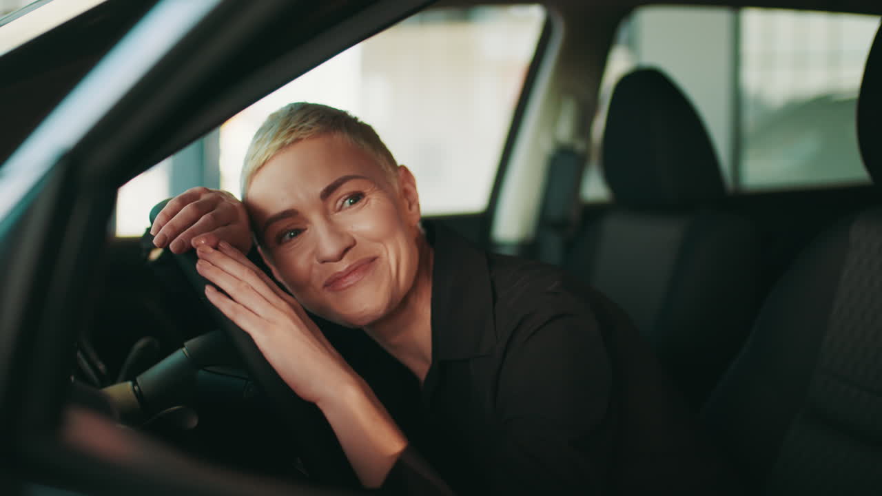 mujer sentada en un coche