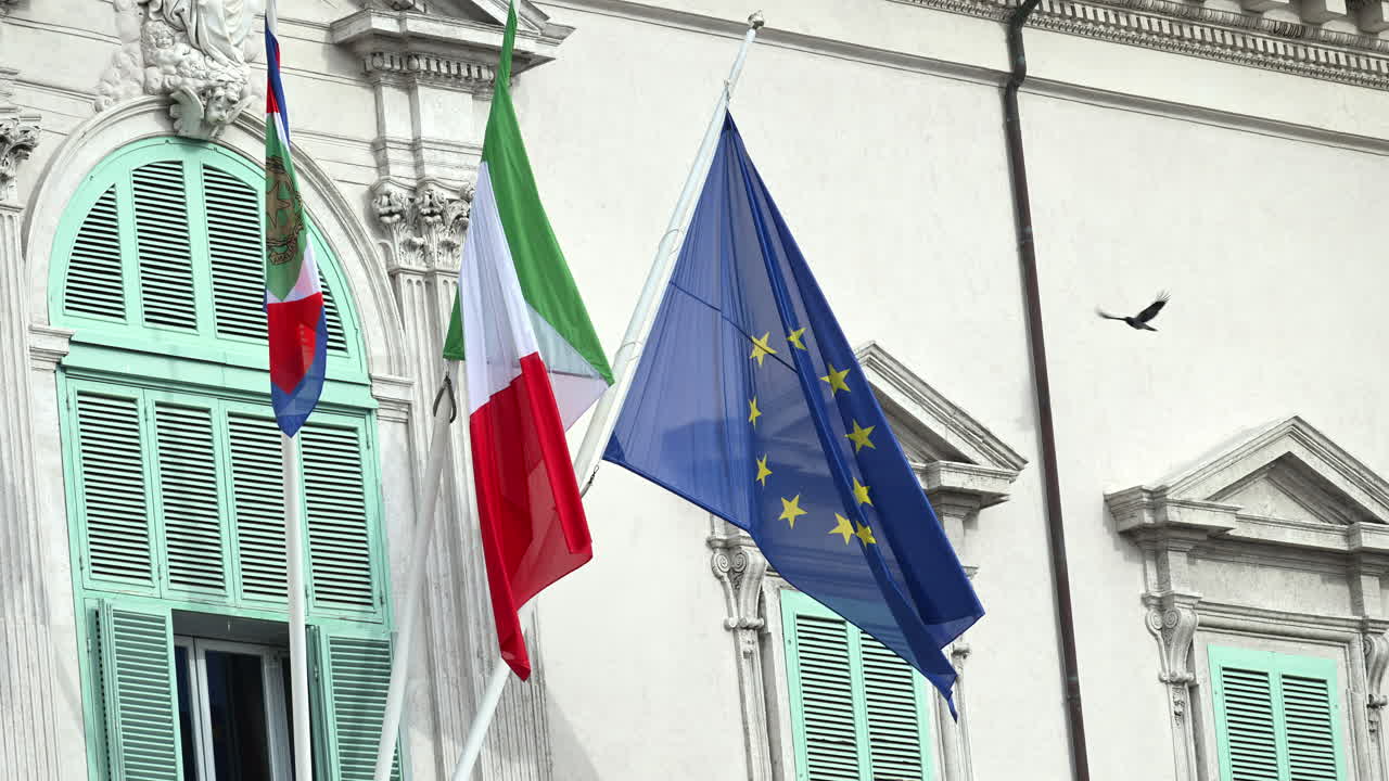 Le bandiere dell'Italia e dell'Unione Europea e lo stendardo presidenziale italiano sventolano fuori dal Palazzo del Quirinale a Roma, Italia