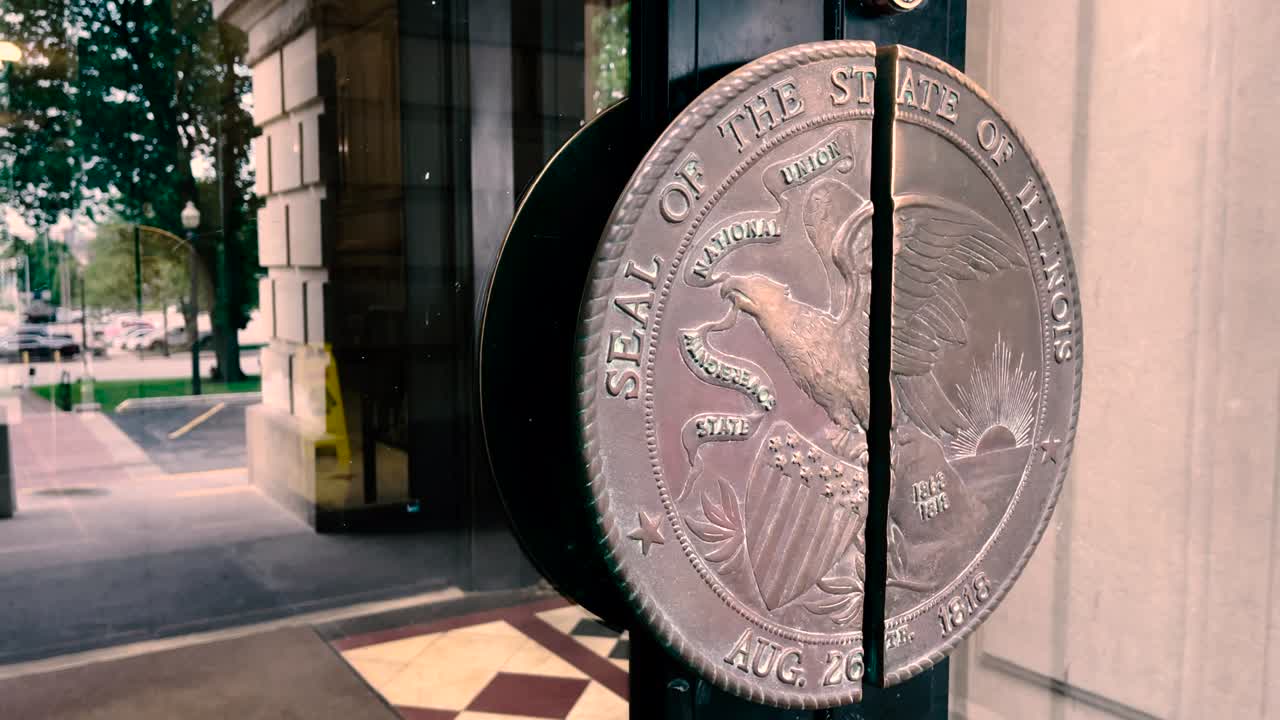 미국 일리노이 주 스프링필드의 일리노이스 주 의회 건물의 북쪽 입구에 있는 문 손잡이.