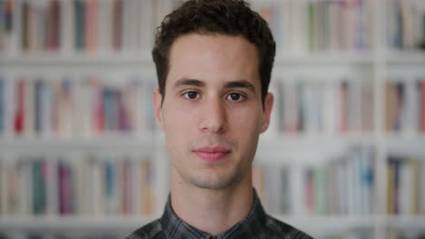 retrato de un joven hispano atractivo que parece tranquilo estudiante masculino exitoso serie de personas reales