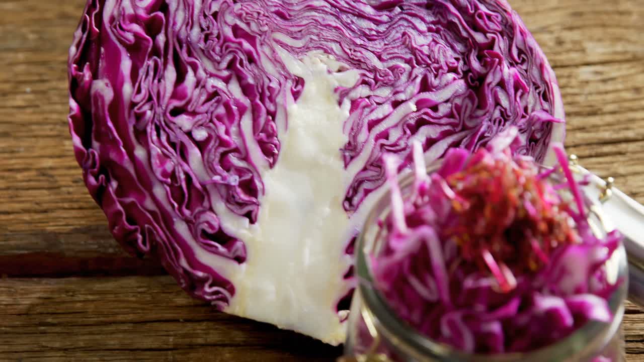 나무 테이블 4k에  ⁇ 어 절반으로  ⁇ 은 양배추