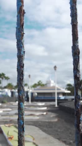 campo de golf abandonado con postes oxidados y pintados