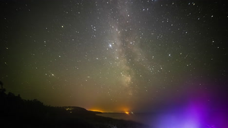 Toma-De-Tiempo-Del-Movimiento-Estelar-A-Lo-Largo-De-La-Noche-Estrellada-Con-La-Vía-Láctea-Pasando-Por-La-Costa