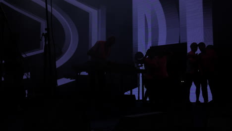 silueta de personas en un evento nocturno