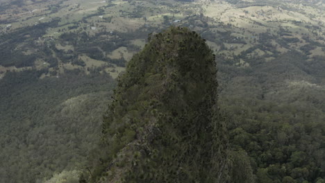 Toma-De-Dron-De-4k-Del-Borde-De-Un-Gran-Acantilado-De-Montaña-En-El-Parque-Nacional-Border-Ranges,-Nueva-Gales-Del-Sur,-Australia