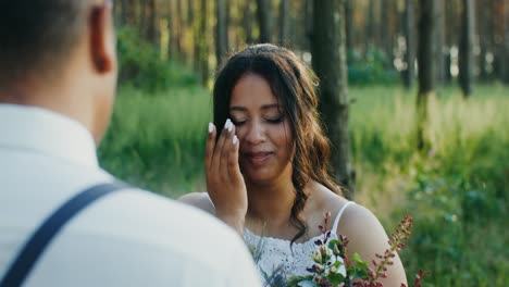 una pareja en el bosque.