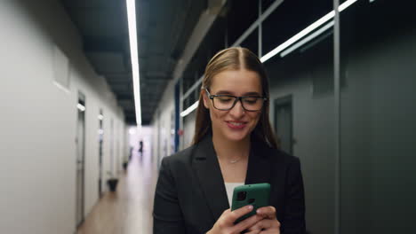 Feliz-Empresaria-Revisando-El-Correo-Electrónico-Del-Teléfono-Inteligente.-El-Gerente-Sonriente-Hace-Un-Gesto-De-Sí.