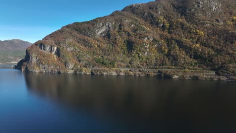 Luftaufnahme-Der-Gefährlichen-Straße-E16-Bei-Hetteneset-Vom-Meer-Aus,-Norwegen