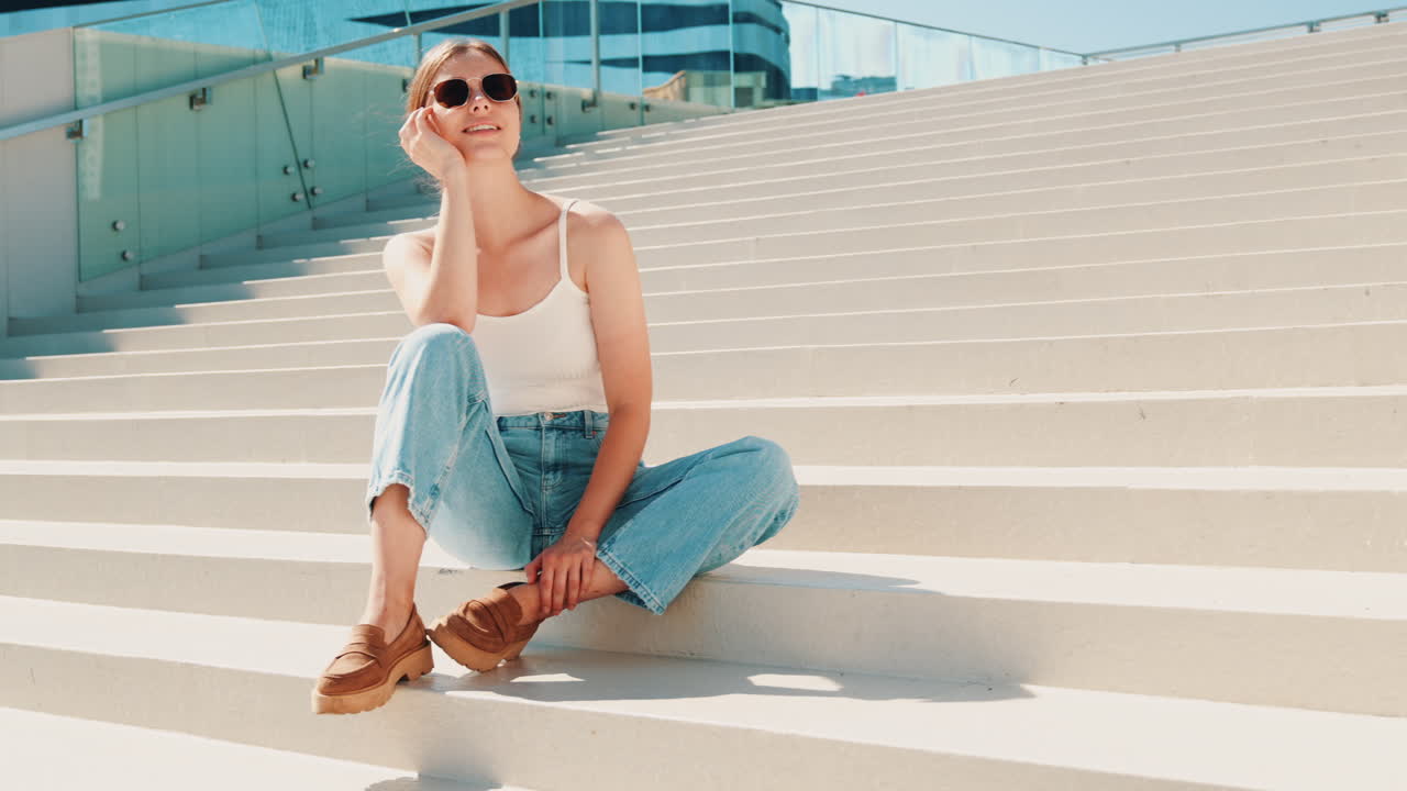 mujer sentada en las escaleras al aire libre