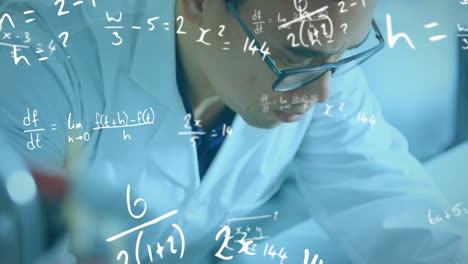 animación de ecuaciones matemáticas sobre científico masculino biracial trabajando en el laboratorio