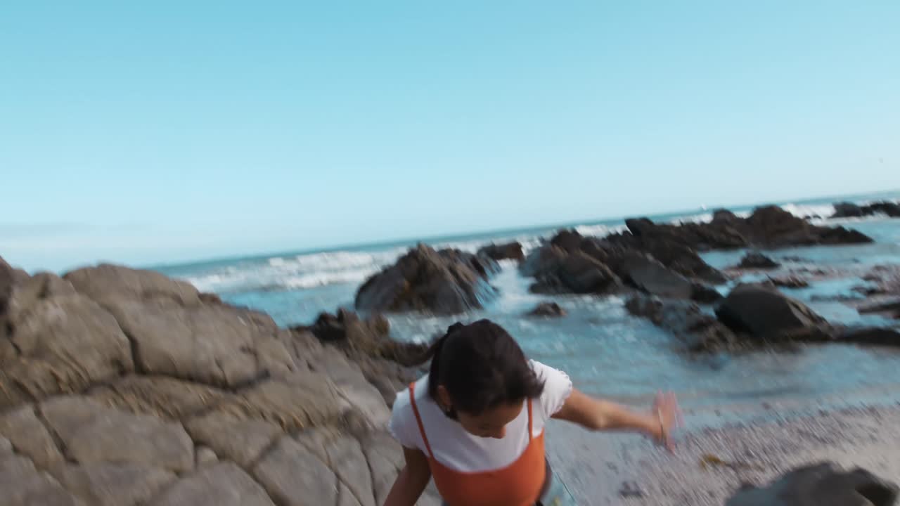 카우카시안 과 혼성 인종 소녀 가 해변 에서 아이스크림 을 먹고 있는 측면 전망