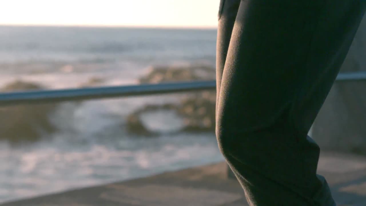 성숙 한 여자 가 점프 로프 로 운동 하고 있다