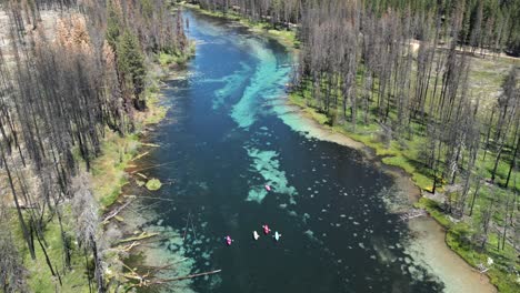 las aguas cristalinas de spring creek en el sur de oregón se disfrutan mejor en un kayak.