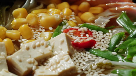 primer plano de un plato de sabrosa sopa de fideos asiática